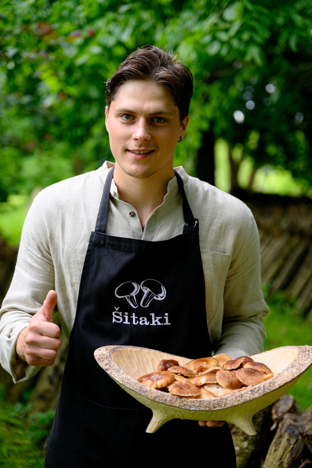 Gustavs Riekstiņš ar svaigām šitake sēnēm