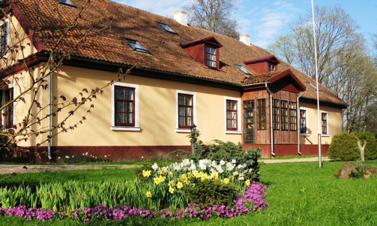 The manor house and a spring flower bed